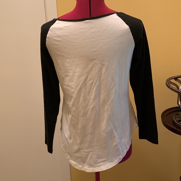 Raglan Sleeve Top in black and white - Picture 5 of 8
